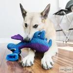 Kong® Toy Woozles Alien kék és lila játékfigura 22cm 521044